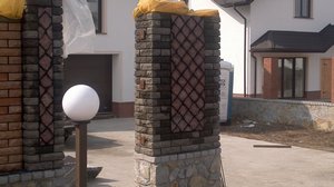 Кирпичный забор из колотых блоков