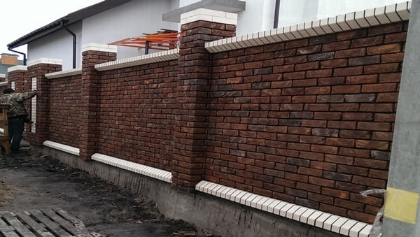 заборы из кирпича ручной формовки