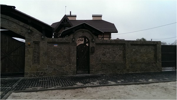 Забор из кирпича с камнем и плитняком заказать