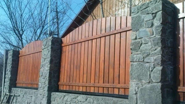 Комбинированный забор из камня со штакетником из дерева