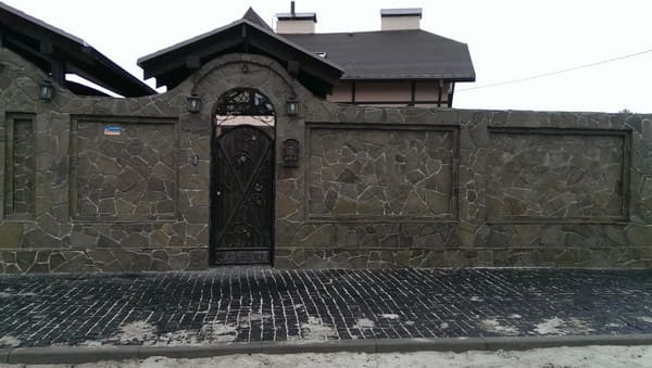 Забор из кирпича с камнем и плитняком киев