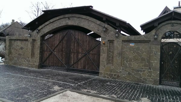 Забор из кирпича с камнем и плитняком купить