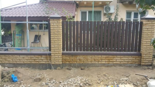 купить комбинированный забор из кирпича Фагот