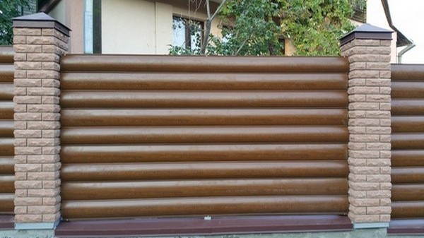 заказать забор из кирпича с металлическим блок хаусом