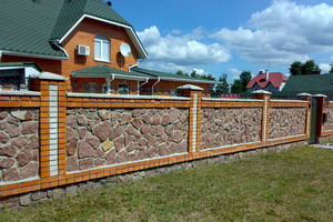 Заборы из камня и каменные ограждения