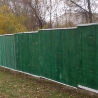 Ограждение из деревянных строительных щитов (окрашенных)