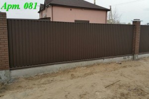 Забор из профнастила с кирпичными столбами