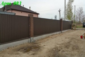 Забор из профнастила с кирпичными столбами