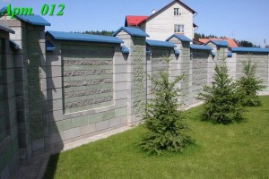 Забор из колотых блоков