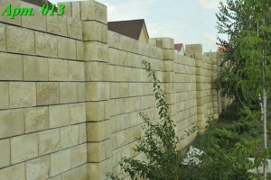 Забор из колотых блоков