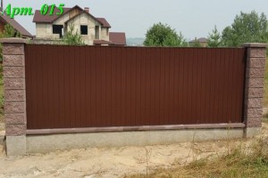Забор из колотых блоков