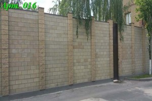 Забор из колотых блоков