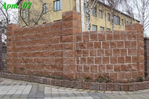 Забор из колотых блоков