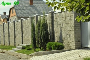 Забор из колотых блоков
