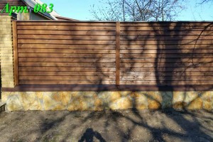Забор из дерева жалюзи с каменными столбами